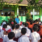 Kamid saat mensosialisasikan kebencanaan dan pengelolaan sampah kepada siswa SDN Nanggungan, Kecamatan Kayen Kidul, Kabupaten Kediri. Foto: Ist