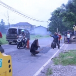 Perawatan jalan berlubang di Pasuruan.