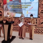Wali Kota Mojokerto Ika Puspitasari saat konferensi pers mengumumkan dimulainya pembelajaran tatap muka.