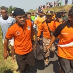 Korban dievakuasi petugas BPBD Jombang dan tim SAR. foto: istimewa