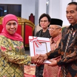 Gubernur Jawa Timur Khofifah Indar Parawansa saat menerima penyerahan secara simbolik DIPA dan TKDD dari Presiden Joko Widodo didampingi Wakil Presiden KH Ma