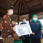 Gubernur Jawa Timur Khofifah Indar Parwansa saat memberikan bantuan langsung kepada tokoh adat Senduro Lumajang, Ahad (27/9/2020). foto: ist/ bangsaonline.com