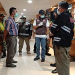 Kepala Satpol PP Kota Kediri Eko Lukmono (pakai rompi) saat memimpin anggotanya memantau salah satu rumah makan di Kota Kediri. foto: ist.