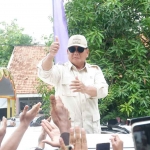 Menteri Pertahanan, Prabowo Subianto, saat menyapa masyarakat usai menyerahkan bantuan berupa sumur bor di Bangkalan.