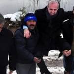 Pejabat Turki yang digendong. foto via merdeka.com