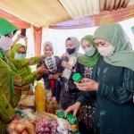 Gubernur Jawa Timur Khofifah Indar Parawansa menngajak ibu-Ibu yang tergabung dalam Muslimat NU Sidoarjo untuk ikut meningkatkan sektor ekonomi melalui UMKM.