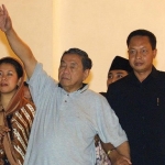 Presiden KH Abdurrahman Wahid (Gus Dur) saat keluar Istana untuk menyapa pendukung, Senin 23 Juli 2001. Foto: AFP/OKA BUDHI/CNN

