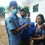 Para pengurus Badan Komunikasi Pemuda Remaja Masjid Indonesia (BKPRMI) saat menyalurkan bantuan sembako kepada korban banjir di tanah rendah kampung melayu Jakarta Timur, Minggu (21/2/2021). foto: ist.
