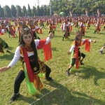 Ribuan anak SD menari remo bersama. foto: RONY/ BANGSAONLINE