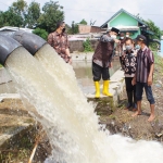 CEK: Hudiyono melihat pompa di Kali Karanggayam yang menyedot air banjir, Selasa (16/2/2021). (foto: ist)