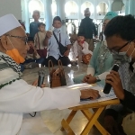 A Zoesa Baya Budjana W saat mengikrarkan dua kalimat syahadat dituntun  KH Abdul Hamid Syarifuddin di Masjid Nasional Al-Akbar Surabaya, Jumat (6/11/2020). foto: mma/bangsaonline.com