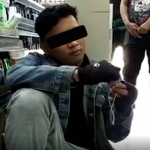 Pelaku bernama Syaifuddin (26) asal Pandegiling, Surabaya saat tertangkap mencuri susu formula di minimarket Surabaya, Senin (6/3/2023)
