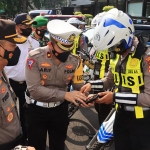 Kasatlantas Polrestabes Surabaya, Kompol Arif Fazlurrahman, saat memberi arahan kepada petugas  yang mengikuti Operasi Zebra Semeru 2022.