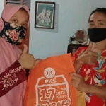 Bantuan paket Sembako Covid-19 dari PKS Kabupaten Kediri saat disalurkan kepada warga terdampak pandemi. foto: ist.
