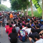 Peserta dan penonton aksi balap liar di area GOR Jayabaya, Kota Kediri yang berhasil diamankan Satpol PP Kota Kediri, Selasa (31/3) menjelang petang. 
