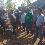 Tokoh masyarakat, RT, RW, BPD, serta segenap warga Dusun Jurangpelen I saat kerja bakti merehab rumah tetangganya.