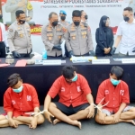 Kapolrestabes Surabaya Kombes Pol Akhmad Yusep Gunawan sedang memamerkan ketiga pelaku curanmor.