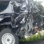 Mobil pikap Suzuki Carry ringsek usai adu banteng dengan motor Honda CRF, dalam kejadian tersebut pengendara motor meninggal dunia, Selasa (27/2/2024).