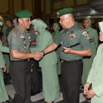 Pangdam V/Brawijaya Mayjen TNI Wisnoe, PB, memberikan selamat kepada perwira yang mendapat kenaikan pangkat.