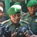 Jenderal TNI Gatot Nurmantyo, Kepala Staf Angkatan Darat, menjawab pertanyaan wartawan. (foto: imron/BANGSAONLINE)