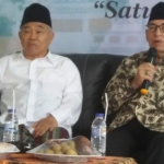 Prof. Dr Alwi Shihab (kanan) dan Dr. KH. Asep Saifuddin Chalim, MA (kiri) dalam acara Rapat Kerja Yayasan Amanatul Ummah Pacet Mojokekrto Jawa Timur, Senin (8/7/2019). foto: bangsaonline.com
