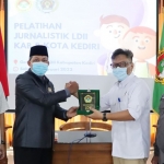 Ketua PWI Kediri, Bambang Iswahyoedi saat menerima cenderamata dari Ketua LDII Kota Kediri, Agung Riyanto. foto: ist.