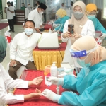 Pemeriksaan rapid test antigen di ruang Puri Manggala Bhakti Pemkot Probolinggo, Jumat (21/5/2021). (foto: ist)