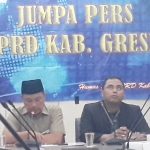 Ketua DPRD Gresik Much Abdul Qodir didampingi Anggota BK Mega Bagus Saputro saat memberikan keterangan pers. foto: SYUHUD/BANGSAONLINE