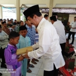 Pj Bupati Pamekasan Fattah Jasin juga memberikan santunan terhadap anak yatim-piatu di Kecamatan Tlanakan dan Kecamatan Kota Pamekasan.