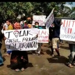 Massa pendukung Cakades Pajurangan Nanik Sri Wahyuningsih saat melakukan aksi demo di depan Kantor Kecamatan Gending, Senin (21/3/22).