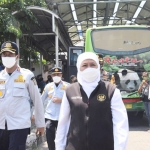 Gubernur Khofifah saat meninjau Terminal Purabaya, Bungurasih, Waru, Kabupaten Sidoarjo, Jumát (24/12).