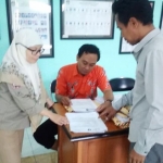 CERMATI: Komisioner Bawaslu Sidoarjo Feri Kuswanto (kanan) memantau verifikasi berkas Agung-Sugeng, di Kantor KPU, Jumat (28/2). foto: ist