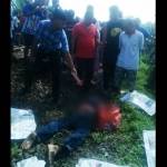 BERANTAKAN-Petugas Polres Mojokerto Kota melakukan olah TKP di dekat jasad korban yang tewas mengenaskan. (gunadhi/BangsaOnline)