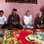 Wali Kota Batu Dewanti Rumpoko, Bupati Malang H. M. Sanusi, Kajari Batu, bersama rombongan mengunjungi rumah Jasmine di Desa Kromengan, Selasa (7/1).