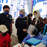 Anggota Komisi IX DPR RI dari Fraksi Demokrat, Lucy Kurniasari (krudung putih, pakai masker biru), bersama Wakil Ketua Komisi D, DPR Kabupaten Sidoarjo, Zahlul Yussar( kaos biru, kacamata, masker biru) saat meninjau vaksinasi.