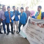 Belasan mahasiswa yang tergabung dalam Pergerakan Mahasiswa Islam Indonesia (PMII) Kabupaten Tuban melakukan aksi di depan Gedung Dewan Perwakilan Rakyat Daerah (DPRD) Kabupaten Tuban, Selasa (24/7).