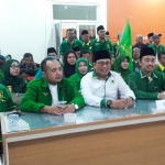 Ketua DPC PPP Gresik Ahmad Nadir (tengah) bersama jajaran pengurus ketika daftar Bacaleg di KPU Gresik. Foto: SYUHUD A/BANGSAONLINE