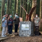 Manajemen PT Smelting bersama Taman Safari dan KLH saat sosialisasi pelestarian elang Jawa, di Sukabumi. foto: ist.