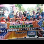 RA Thoriqul Huda Beketok, Desa Dungus, Kecamatan Wungu, Kabupaten Madiun foto bersama dengan latar belakang bus yang digunakan.