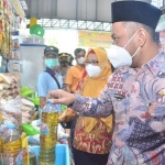 Bupati Gus Yani dan Wabup Bu Min saat sidak minyak goreng di Pasar Baru Gresik. foto: SYUHUD/BANGSAONLINE