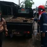 Bupati, Sambari  HR ketika mengawasi perbaikan jalan Cerme yang rusak oleh tim URC. syuhud/BangsaOnline.com