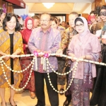 Dr. H. Soekarwo bersama Ibu Dra. Hj. Nina Soekarwo bersama potong Pita acara Opening Ceremony Surabaya International Jewellery Fair di Shangrila.