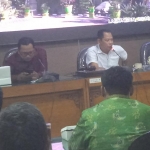 Ketua DPRD Lamongan, Abdul Ghofur, saat audiensi dengan perwakilan mantan kepala desa.