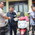 Para pemilik tampak bahagia saat menerima sepeda motornya dari  Kapolres Ngawi AKBP Dicky Ario Yustisianto.