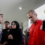 Penganiaya balita hingga tewas di Surabaya saat diinterogasi polisi.