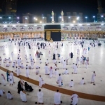 Umat Muslim berdoa di sekitar Ka