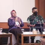 Wabup Gresik Aminatun Habibah (kiri) saat memberikan arahan dalam rakor pengendalian inflasi daerah. foto: SYUHUD/BANGSAONLINE