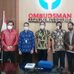 Kepala Perwakilan Ombudsman Jawa Timur, Agus Muttaqin setelah menerima kunjungan pimpinan dan jajaran BPJS Ketenagakerjaan Jawa Timur di kantornya kawasan Ngagel Timur, Surabaya. foto: istimewa