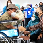 Wali Kota Surabaya Eri Cahyadi memberi semangat salah satu penyandang disabilitas saat disuntik vaksin Covid-19. 