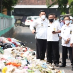Wabup Subandi (paling kiri) sidak sampah menumpuk di Desa Entalsewu Kecamatan Buduran, Rabu (6/10/2021). foto: ist.